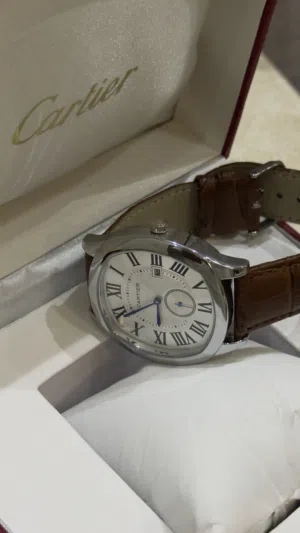 ساعه cartier جلد ب اللون البني جميله جدا وغير مستخدمه ونظيفه