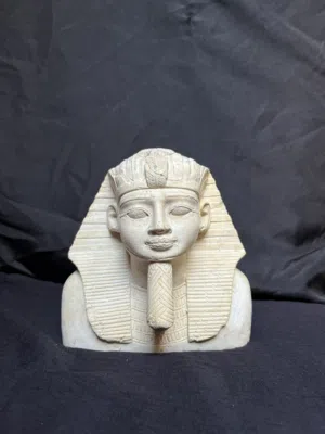 تمثال فرعوني