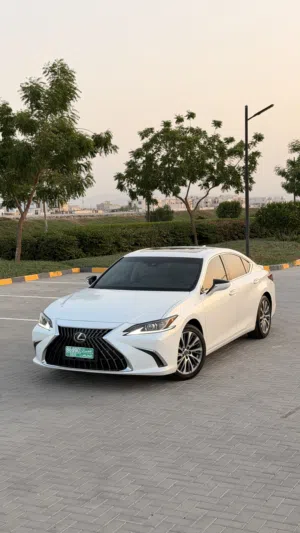 للبيع لكزسES350 موديل: 2021 نظيف جدا