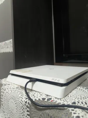Playstation 4 slim jailbreak Version 9.00With all accessories and the box بلايستيشن 4 سليم مهكر9.00