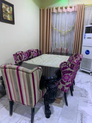 طاولة طعام اخشاب قويه وعاليه الجوده