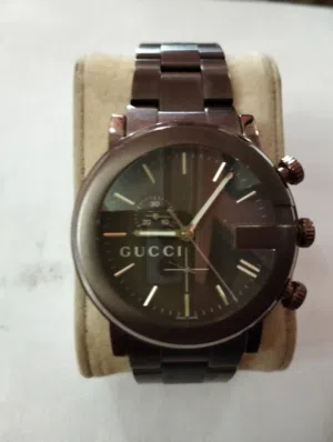 للبيع ساعة جوتشى GUCCI جى كرونو بنى بسوار ستانلس نفس اللون سويسرى أصلى وليست هاى كوبى إستعمال راقي