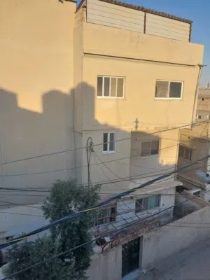 عمارة مكونة من 3 طوابق