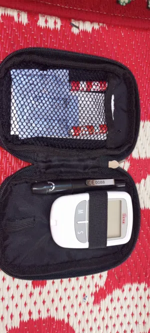 هذا الجهاز الظاهر في الصورة هو جهاز قياس السكر في الدم On Call Advanced، يُستخدم لفحص مستوى الجلوكوز