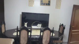 طاولة سفره 6 كراسي .. وطاولة مجلس كبيرة مع 3 صغار للضيوف