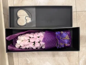 ورد إصطناعي جميل ونظيف جدا