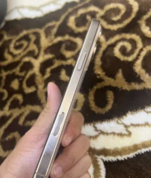 ايفون 16 برو ماكس ذاكره 256 بطاريه 94 كارتون موجود وكيبل الاصلي مبدل ضهر اصلي فقط بليزر جهاز   نضيف
