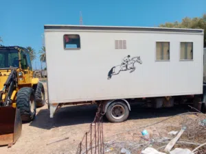 حافظة نقل خيول بدون شاحنة