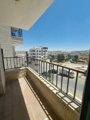 شقة بالبنيات طابق اول يمين