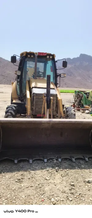 حفار من نوع CAT 422F شبه جديد.