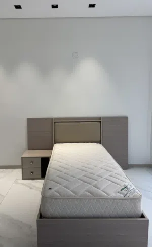 سرير شبه جديد