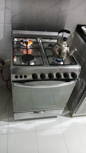 غاز كامل نظيف جداً مع الانينه نظيفة جدا جداً للبيع المكان سوق الخوض