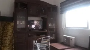 بوفيه مع طاولة وسط