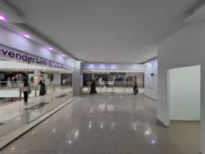 محلات عدد 2.  في الهيبرون سنتر A, الطابق الخامس المحلات مطلة على السوق وفي موقع مميز. المحلين مؤجرات