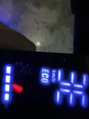 سكوتر شاومي مش خادم ومعاه شحن وفيه عطل بسيط الي هوا زي موضح قدامك في الصورة و عطل بسيط في العجل