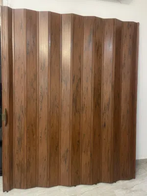 باب أوكورديون خشابي بحالة الوكالة للبيع