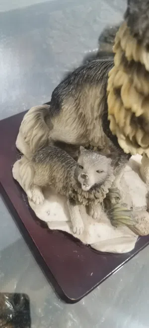 منحوتة ذئب للبيع بحالة ممتازة مثل الجديد  من الحجر