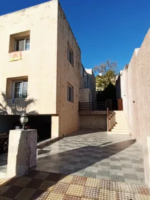 شبه فيلا متلاصقة (نظام دوبلكس طابقين) غير مفروشة للإيجار بمساحة من 270-280 م مربع