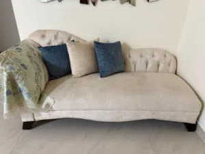 كنبة بيج مع مخدات و اكسسوار