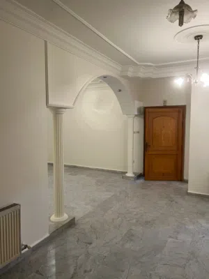 شقة للايجار بالشميساني، طابق أول، ثلاث غرف نوم، 180 متر