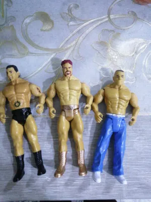 مجسمات مصارعة WWE (جون سينا، باتيستا وآخرين) بحالة ممتازة للبيع