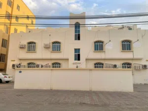 شقة للإيجار تقع في سوق الخوض بغرفتين نوم وصالة للعوائل وإيجار سنوي