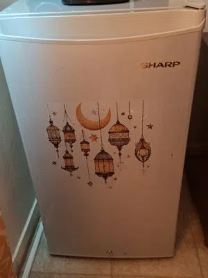 ثلاجه شارب سعة 100 لتر ممتازه نظيفه ستعمال اسبوع فقط فريزر صغير فوق و ثلاجه تحت