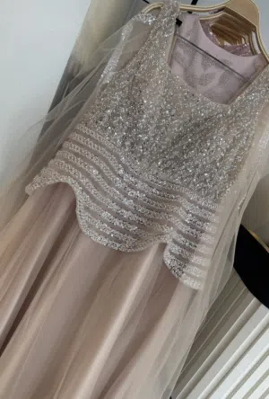 ايجار فستان