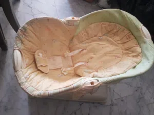 تخت Fisher price هزاز صناعة أمريكية مناسب من عمر شهر لغاية سنتين مريح جدا وعملي بسعر مغري جدا جدا...