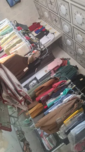 محل البسه للبيع البضاعه فيه كامله