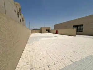 أرض صناعية بالصناعية 5 مساحة 10000 قدم مع كهرباء 90 كيلو وات ومكتب ومطبخ وغاز مركزي على شارع رئيسي