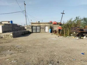ببت تجاوز  سقف سب كونكريت مساحه 550 مساحت لبناء 215 عل شارع تبليط في القبله شارع المدارس