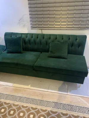 كنب ثلاثة قطع يكفي غرفة كاملة واستعمال ستة شهور