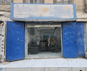 محل سفريات للإيجار على شارع الستين الجنوبي قريب من شارع تعز شارع مشهور بالسفريات مع حمام وملحق كامل.