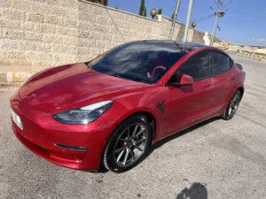 تيسلا موديل 3 Long Range 2022 مستعملة بكفاءة عالية ولون أحمر (خمري) مميزه جدا ممشى قليل