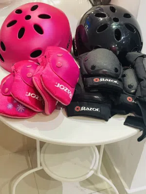 خوذة مع أطقم حماية للركبة والكوع