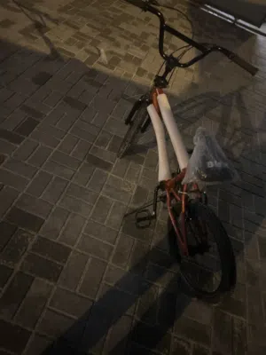 قاري BMXحركات نشيط ومافي شي وإلاستعمال خفيف ماصرله اقل من شهر نظيف جدا