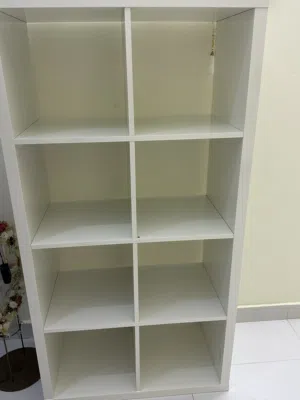 رفوف IKEA KALLAX بحالة جيدة جدًا ونظيفة