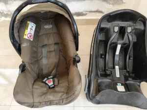 2,1 مقعد سيارة للاطفال ماركة( graco).وكوت منفصل للاطفال