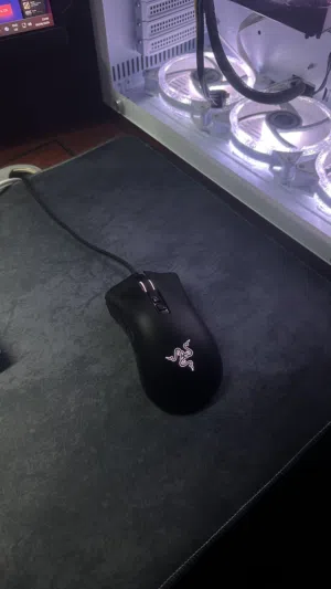 ماوس من شركة ريزر (Razer) شبه جديد في حاله ممتازه جداً...