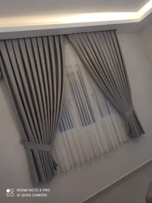 فني تركيب ستائر وجلسات خشبية