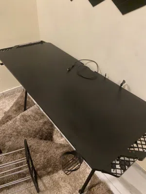 طاوله Gaming كاربون فايبر اصلي وله ميزات كثيره لم تستعمل كثيرا وتتفاعل مع الصوت وايضاً الاضاءه