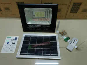 كشاف بالطاقة الشمسية 1300 واط