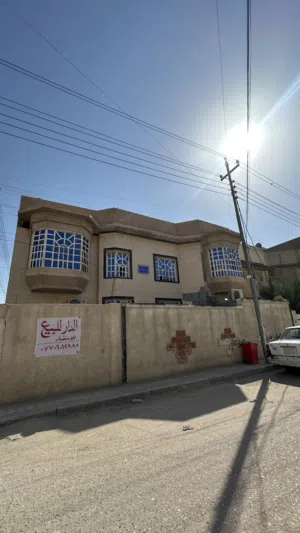 يحتوي علا بيت كامل ثلاث شقق متكامل والي يشتريه يكدر يسويه بيوت لليجار
