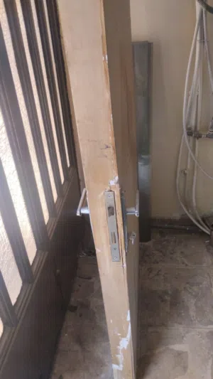 باب حديد وباب خشب