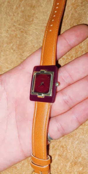 ساعة يد أوتوماتيكية من طراز سينشري روبي ستار.  الساعة مصنوع من صفيحة من الياقوت .