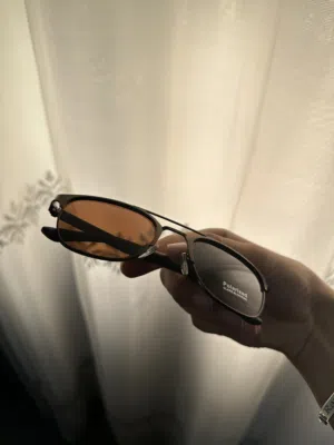 نضاره شمسيه بالون العسلي الغامق فيها ميزه (polarized) راقيه جدا جدا بفضل انكو تتواصلو معي (مسجات).