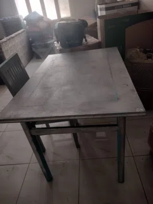 طاولة بأربع كراسي