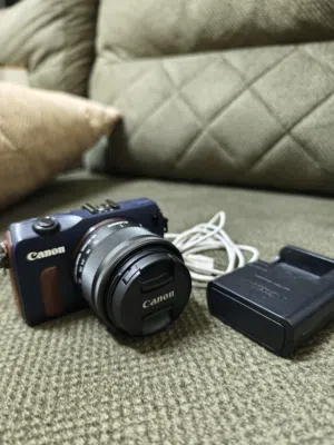 Canon Eos M مع عدسة ميرورليس مرتبه بسعر مغري