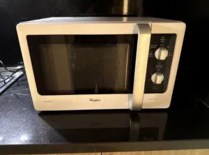 Whirlpool microwave 20L 700W White color